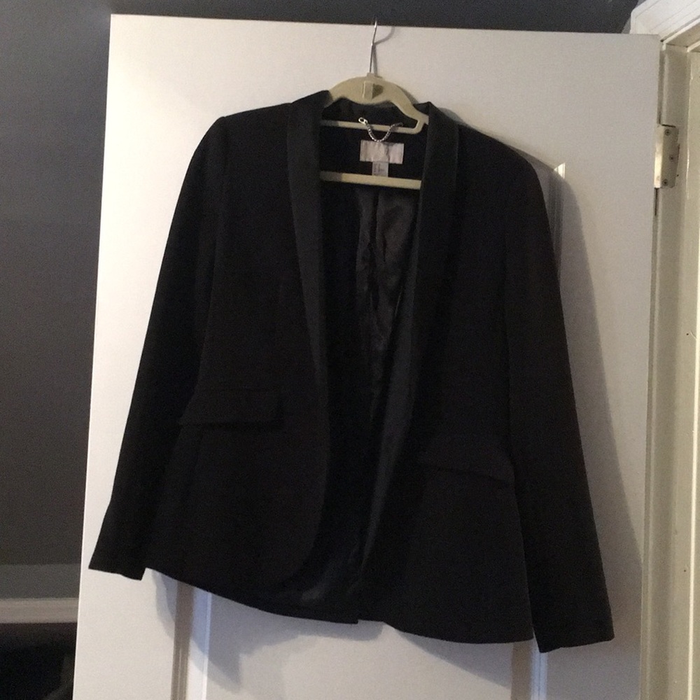 H&M black blazer with a collar detail!